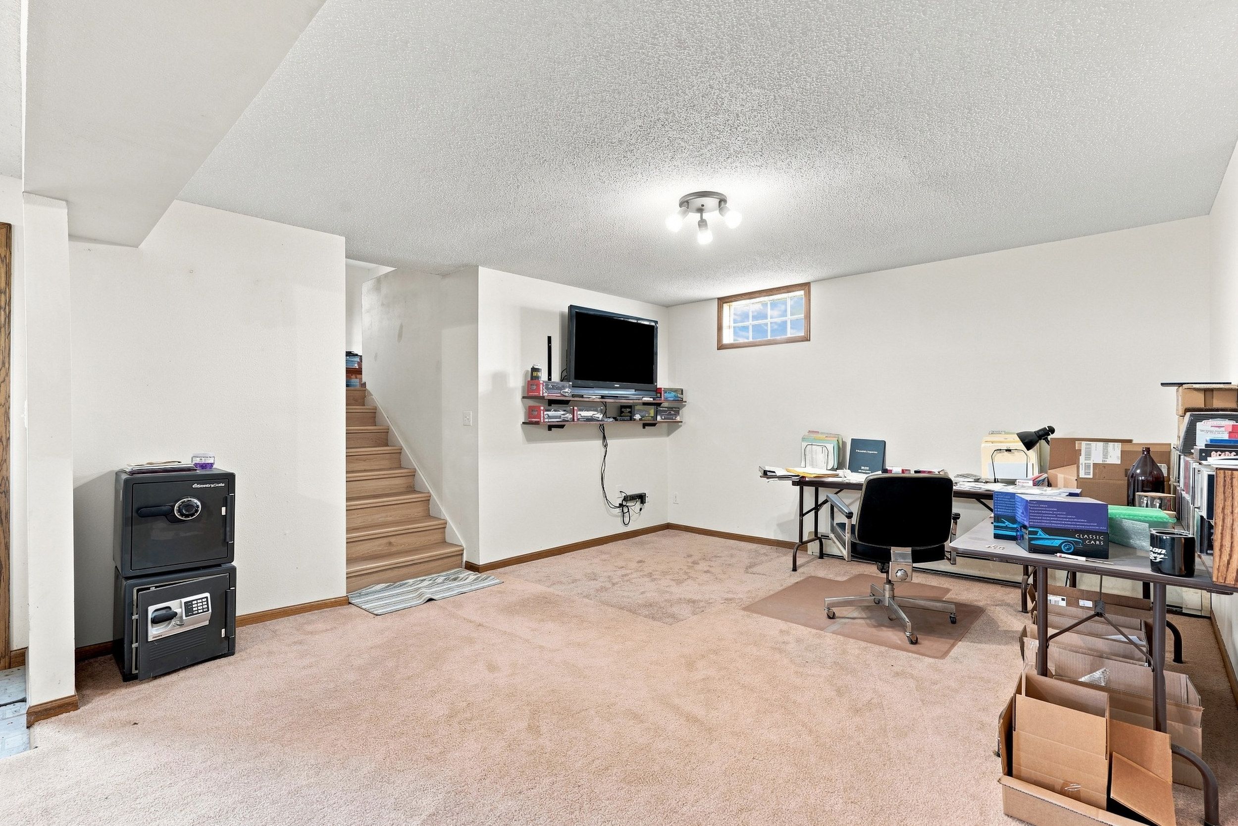 Listing Photo: 2960 160th St 0019-